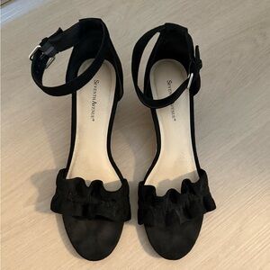 Black ruffle mini wedges